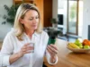 Floravia avis : que vaut ce complément pour la digestion ? Femme préparant son Floravia complément alimentaire avis dans une cuisine lumineuse