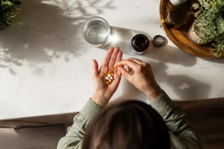 Préparation des doses quotidiennes de compléments alimentaires pour la cure de maternité