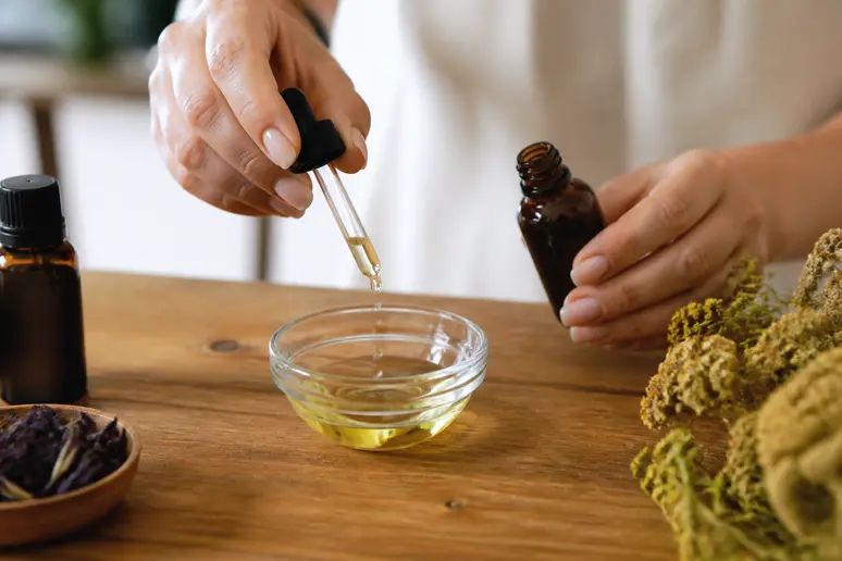 Mélange d'huile essentielle de ravintsara dans une base végétale pour la protection cutanée