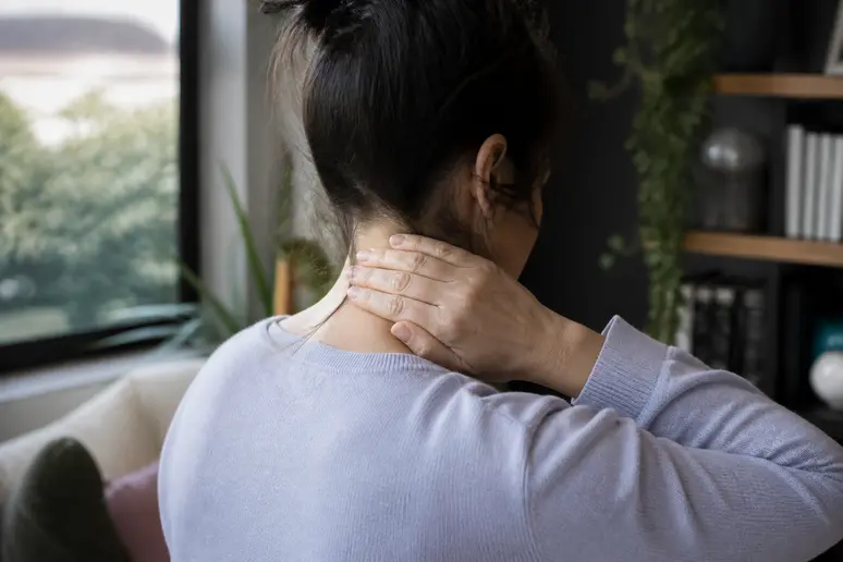 Massage doux et lissage léger sur la nuque pour apaiser la tension musculaire