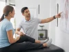 Technique du dry needling : vrai risque de pneumothorax ? Un praticien explique la dry needling technique dans un cabinet médical lumineux.