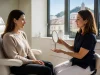 Modifier un nez en trompette pour effacer une sur-correction Une patiente et un médecin discutent lors d'une consultation pour modifier nez en trompette dans un cabinet.