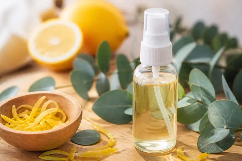 Flacon de spray cosmétique et extraits botaniques naturels pour la formule du peeling pieds lovaskin avis