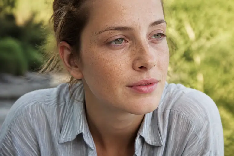 Peau claire avec taches de rousseur exposée à la lumière naturelle pour identifier son profil cutané.