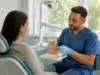 La symbolique émotionnelle des dents face aux soins réels Patient et dentiste discutant de la symbolique émotionnelle des dents dans un cabinet lumineux