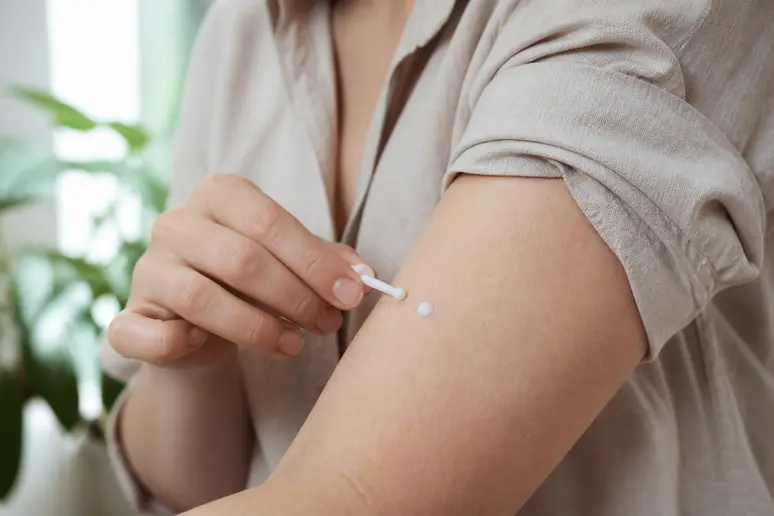 Réalisation du test d'allergie cutanée obligatoire au creux du coude avant toute teinture de sourcils.