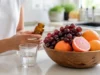 Vinali : utilité réelle des pépins de raisin et vitamine C Une personne prépare ses compléments naturels avec des fruits frais et vinali à quoi sert au quotidien